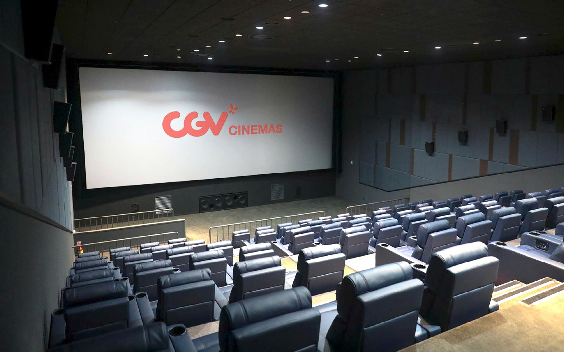 A luxurious cinema space from RPB Education & Public, featuring cold-molded PU foam cushion designs that envelop the body, complete with convenient cup holders, delivering a high-class, comfortable, and emotional cinematic experience.
