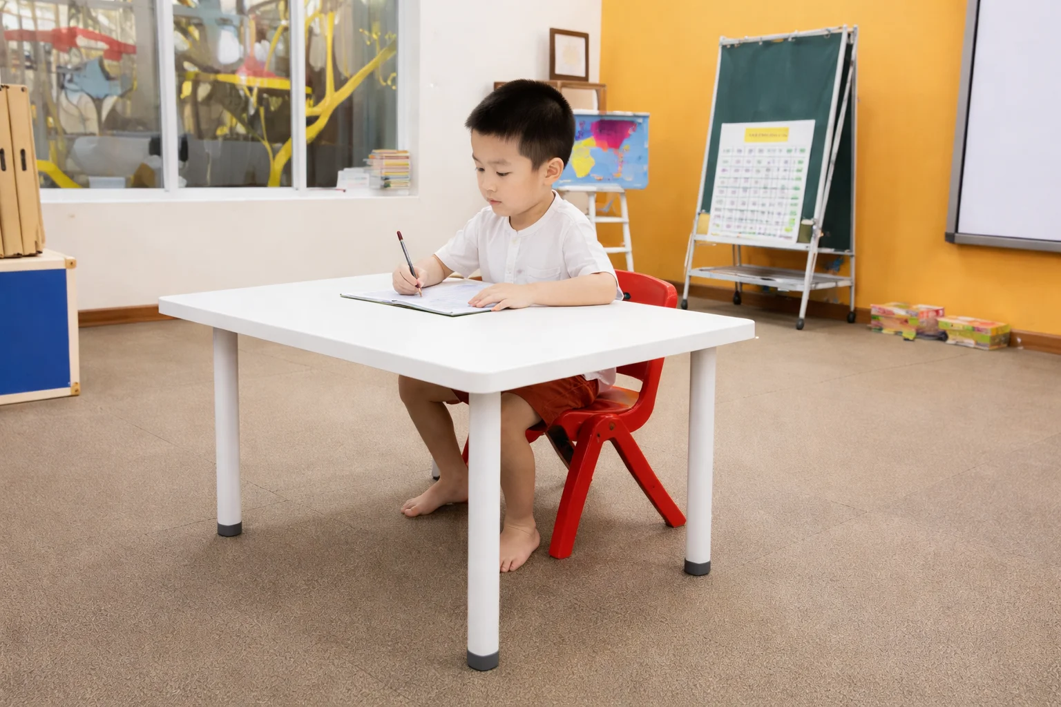 Bàn học cho bé mầm non đáp ứng tiêu chuẩn an toàn 