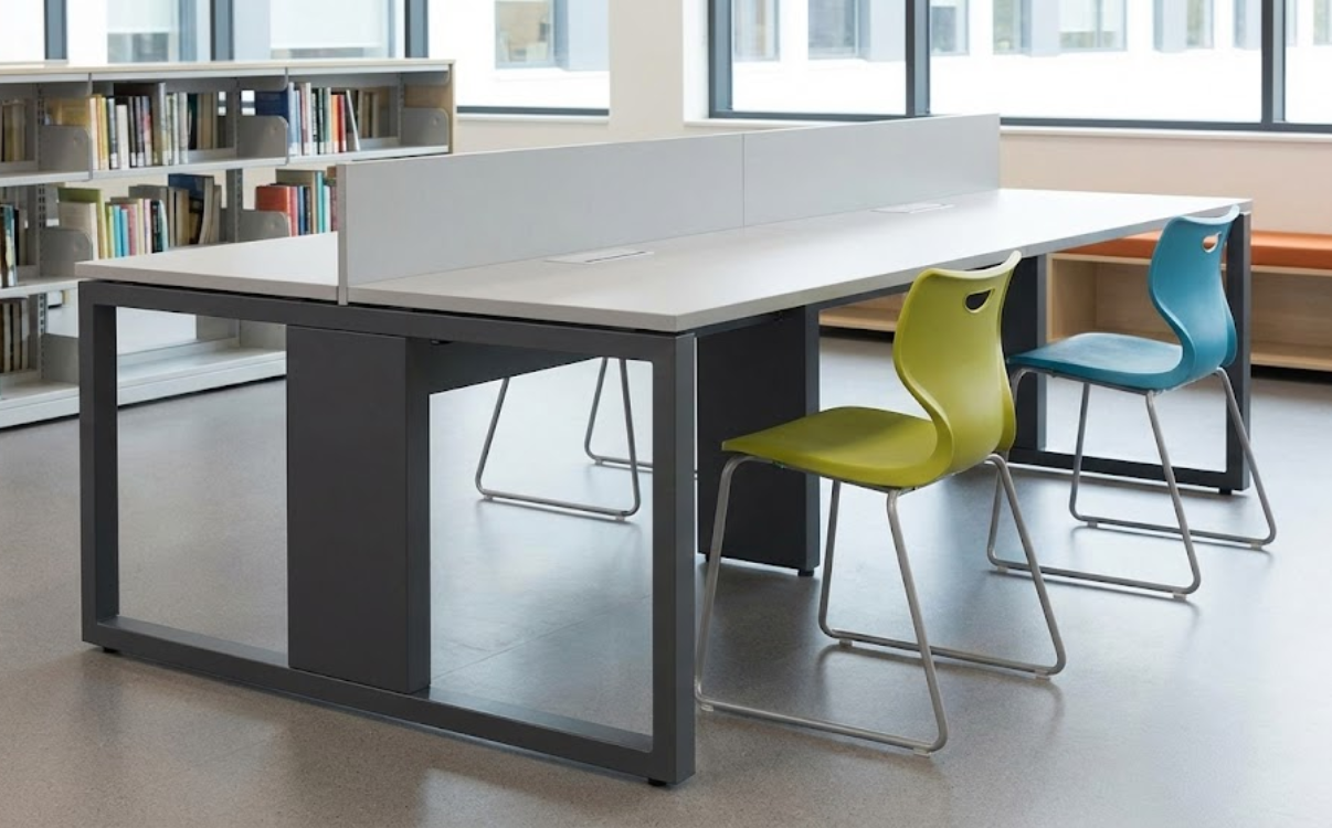 Không gian lớp học hiện đại với bàn học thông minh hỗ trợ chống gù, chống cận cho học sinh.