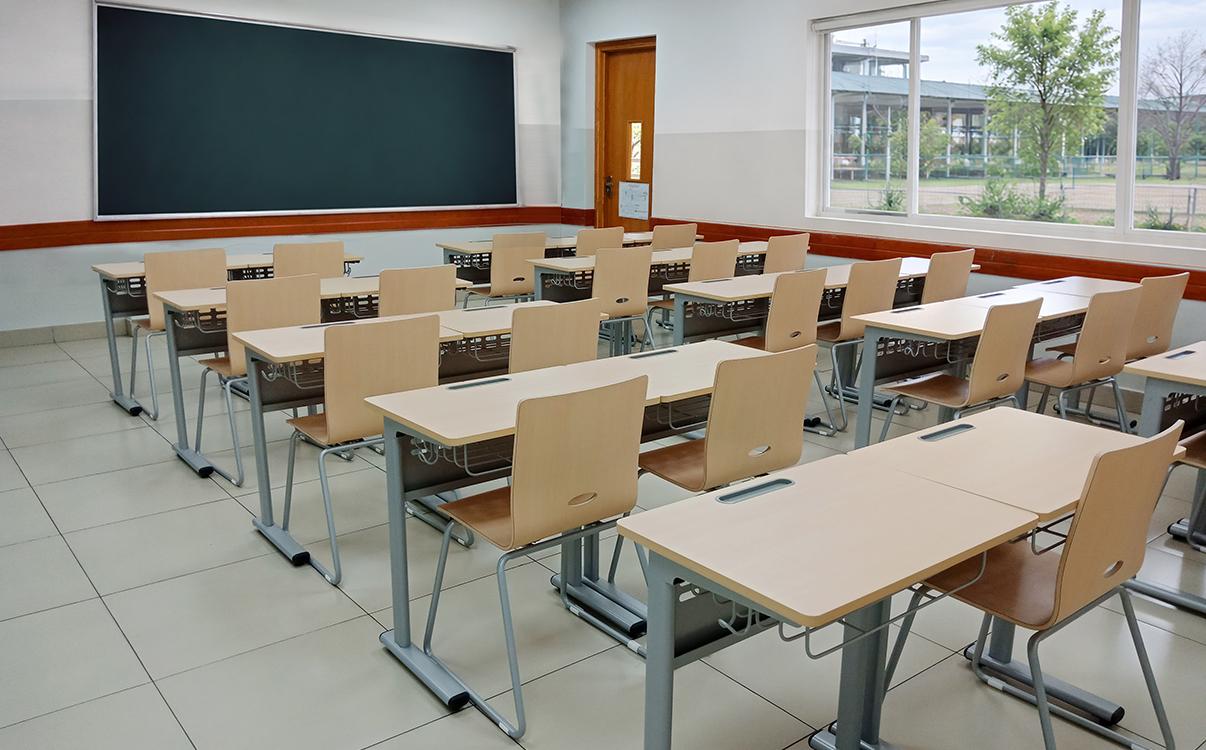 àn học còn góp phần tạo nên diện mạo thẩm mỹ cho không gian giáo dục. Một lớp học được bố trí với bàn ghế đồng bộ, màu sắc hài hòa, kiểu dáng hiện đại sẽ mang lại cảm giác chuyên nghiệp, gọn gàng và thân thiện hơn.