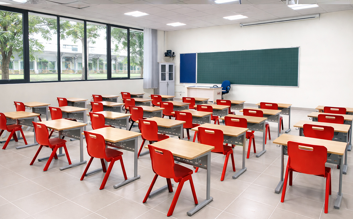 àn học sinh đơn là tạo ra không gian học tập riêng cho từng học sinh. Mỗi em có một khu vực độc lập để đặt sách vở, dụng cụ học tập, máy tính hoặc tài liệu cá nhân, từ đó hạn chế tình trạng chen chúc hay ảnh hưởng lẫn nhau trong quá trình học. Điều này đặc biệt phù hợp với những lớp học áp dụng phương pháp giảng dạy lấy người học làm trung tâm, nơi học sinh cần nhiều không gian hơn để ghi chép, thực hành và làm bài tập cá nhân.