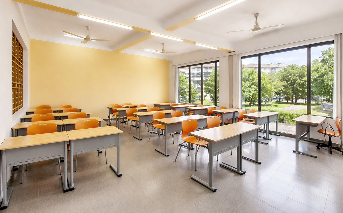 mẫu bàn học cho học sinh cấp 1 nên có thiết kế đơn giản, chắc chắn và dễ sử dụng. Mặt bàn cần đủ rộng để đặt sách giáo khoa, vở viết, hộp bút và các dụng cụ học tập cơ bản mà vẫn giữ được sự gọn gàng. Nhiều mẫu bàn còn tích hợp hộc đựng sách hoặc móc treo cặp để tăng tính tiện lợi, giúp các em bước đầu làm quen với việc sắp xếp đồ dùng học tập ngăn nắp.