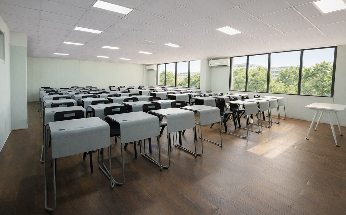 mẫu bàn học cho cấp 3 nên có thiết kế tối giản nhưng chắc chắn, phù hợp với môi trường học tập nghiêm túc. Những đường nét gọn gàng, màu sắc trung tính và kiểu dáng hiện đại thường được ưu tiên vì mang lại cảm giác chuyên nghiệp và dễ đồng bộ với không gian lớp học. Tùy theo mô hình đào tạo, nhà trường có thể lựa chọn bàn đơn, bàn đôi hoặc bàn module để phục vụ song song nhu cầu học cá nhân và học nhóm.