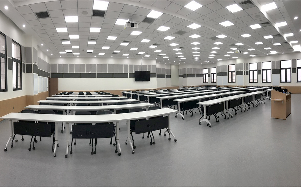 mẫu bàn học cho đại học còn cần chú trọng đến sự thoải mái của sinh viên trong các buổi học kéo dài. Mặt bàn phải đủ không gian để đặt laptop, giáo trình, sổ ghi chép và các vật dụng cá nhân cơ bản. Kết cấu cần chắc chắn để chịu được tần suất sử dụng cao mỗi ngày, đồng thời dễ vệ sinh và dễ thay thế linh kiện khi cần bảo trì.