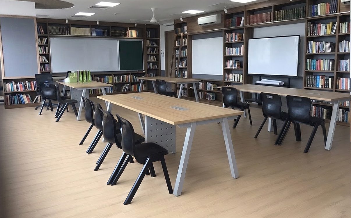 bàn học cho thư viện cũng cần hài hòa với thiết kế tổng thể của không gian. Từ ánh sáng, màu sắc nội thất đến cách sắp xếp lối đi, mọi yếu tố đều nên được tính toán đồng bộ để tạo nên trải nghiệm học tập thoải mái và chuyên nghiệp. Khi lựa chọn đúng, mẫu bàn học cho thư viện không chỉ phục vụ việc đọc và nghiên cứu mà còn góp phần biến không 