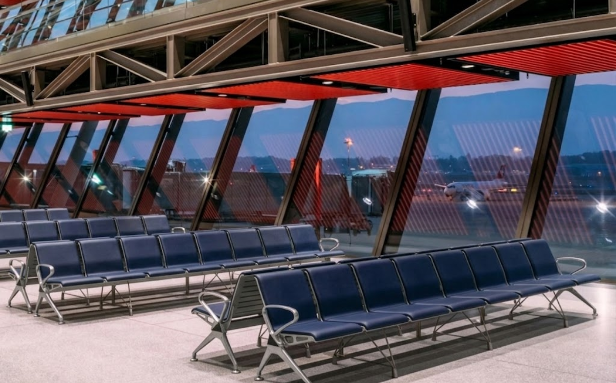 ghế sân bay phù hợp không chỉ nhằm đáp ứng nhu cầu chỗ ngồi mà còn góp phần nâng cao chất lượng dịch vụ, hoàn thiện hình ảnh chuyên nghiệp cho toàn bộ công trình. Một hệ thống ghế được lựa chọn đúng sẽ giúp khu vực chờ vận hành hiệu quả hơn, giữ không gian gọn gàng, tạo cảm giác thoải mái cho hành khách và giảm đáng kể chi phí bảo trì trong quá trình sử dụng lâu dài.