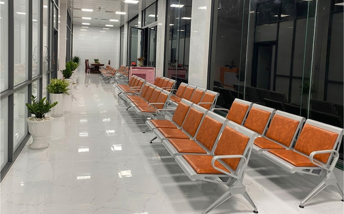 Ghế băng chờ 4 chỗ có đệm Với những không gian muốn nâng cao trải nghiệm người ngồi, ghế băng chờ 4 chỗ có đệm là lựa chọn phù hợp.