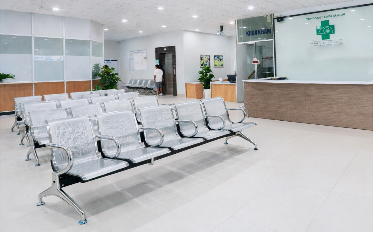 Ghế băng chờ 4 chỗ có tay ghế Tay ghế là chi tiết giúp phân chia vị trí ngồi rõ ràng hơn và tăng cảm giác chắc chắn khi sử dụng.