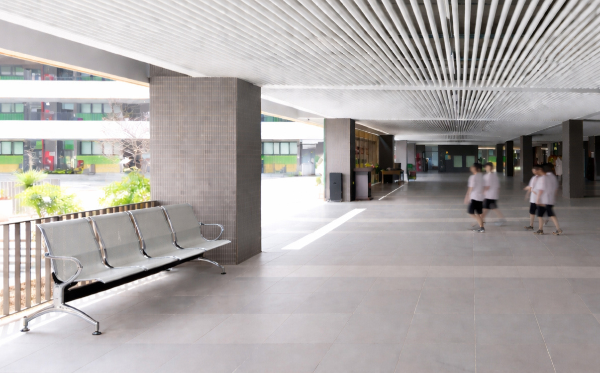 ghế băng chờ Sitz 02-04 ở sảnh chờ trường học đẹp