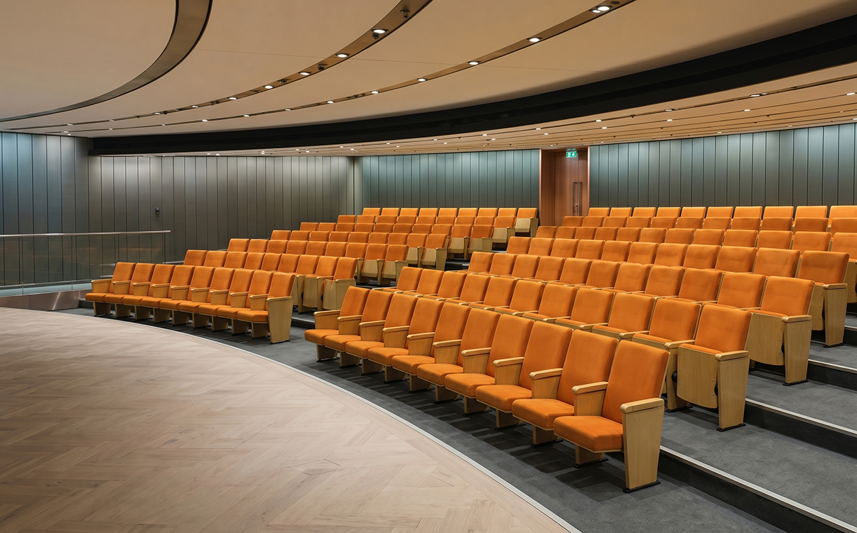  giữa vẻ đẹp trang trọng của phần gỗ và tính tiện nghi của phần đệm. Nếu được thiết kế hài hòa, ghế 