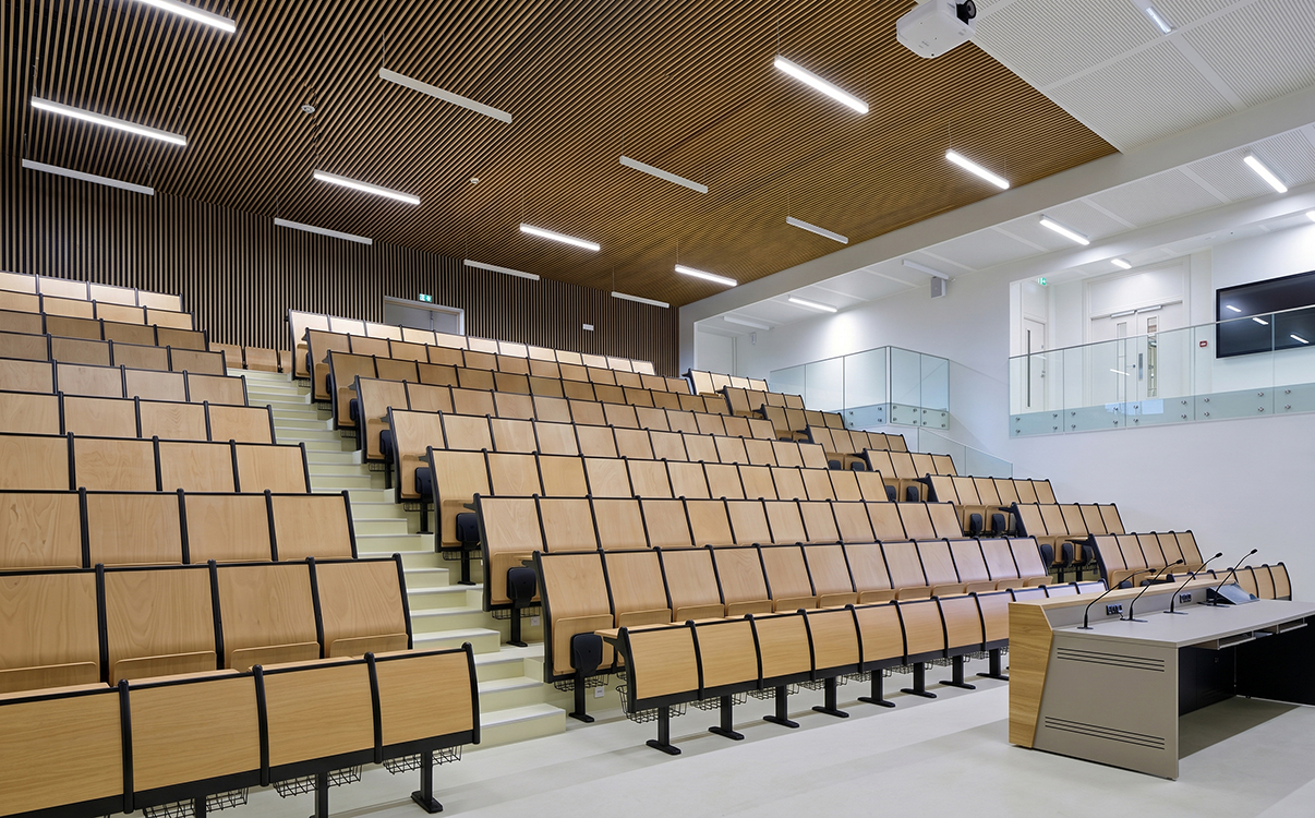 ghế này giúp hội trường trông hiện đại, đa năng và phù hợp với nhu cầu sử dụng linh hoạt hơn so với các mẫu ghế truyền thống.