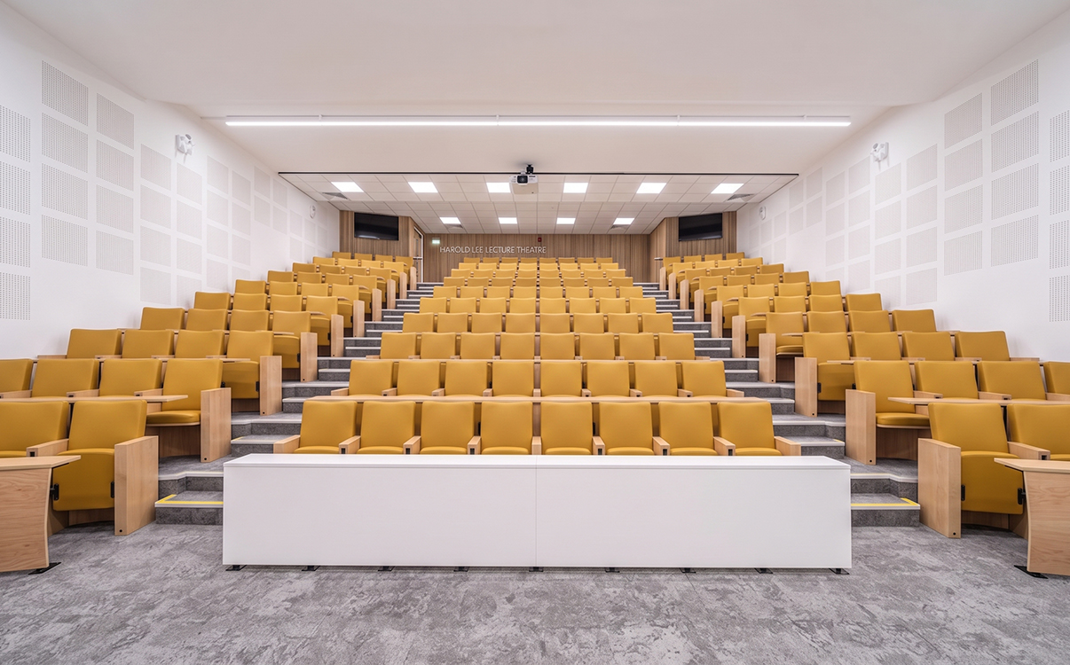 ghế chắc chắn còn giúp tăng cảm giác hoàn thiện cho sản phẩm. Những mẫu ghế có phần tay ghế được thiết kế đồng bộ với khung gỗ và lưng ghế thường mang lại ấn tượng sang hơn