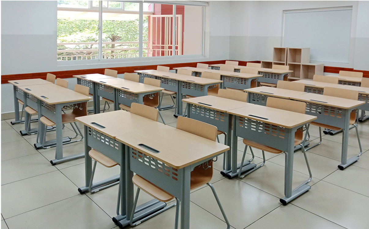 bàn học cần được thiết kế phù hợp với thể trạng, hành vi sử dụng và nhu cầu học tập của trẻ trong giai đoạn đầu làm quen với chữ viết, sách vở và nề nếp ngồi học. Một giải pháp bàn học cho bé lớp 1 phù hợp sẽ góp phần xây dựng lớp học khoa học, giúp học sinh ngồi đúng tư thế, hạn chế xao nhãng và tạo nền tảng tích cực cho quá trình học tập lâu dài.