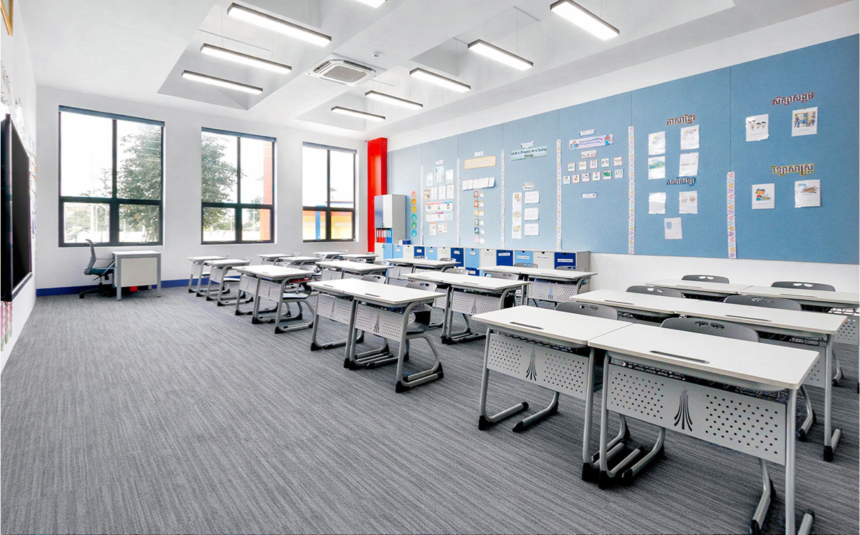 Bàn học đơn truyền thống là lựa chọn phổ biến trong nhiều trường tiểu học hiện nay. Đây là mẫu bàn dành cho một học sinh sử dụng, thường có thiết kế gọn gàng, dễ bố trí và phù hợp với nhiều diện tích lớp học khác nhau. Với học sinh lớp 1, dòng bàn này đặc biệt phù hợp khi nhà trường cần tạo vùng học tập riêng cho từng em, giúp ổn định vị trí ngồi, hạn chế va chạm và hỗ trợ hình thành nề nếp học tập từ sớm.