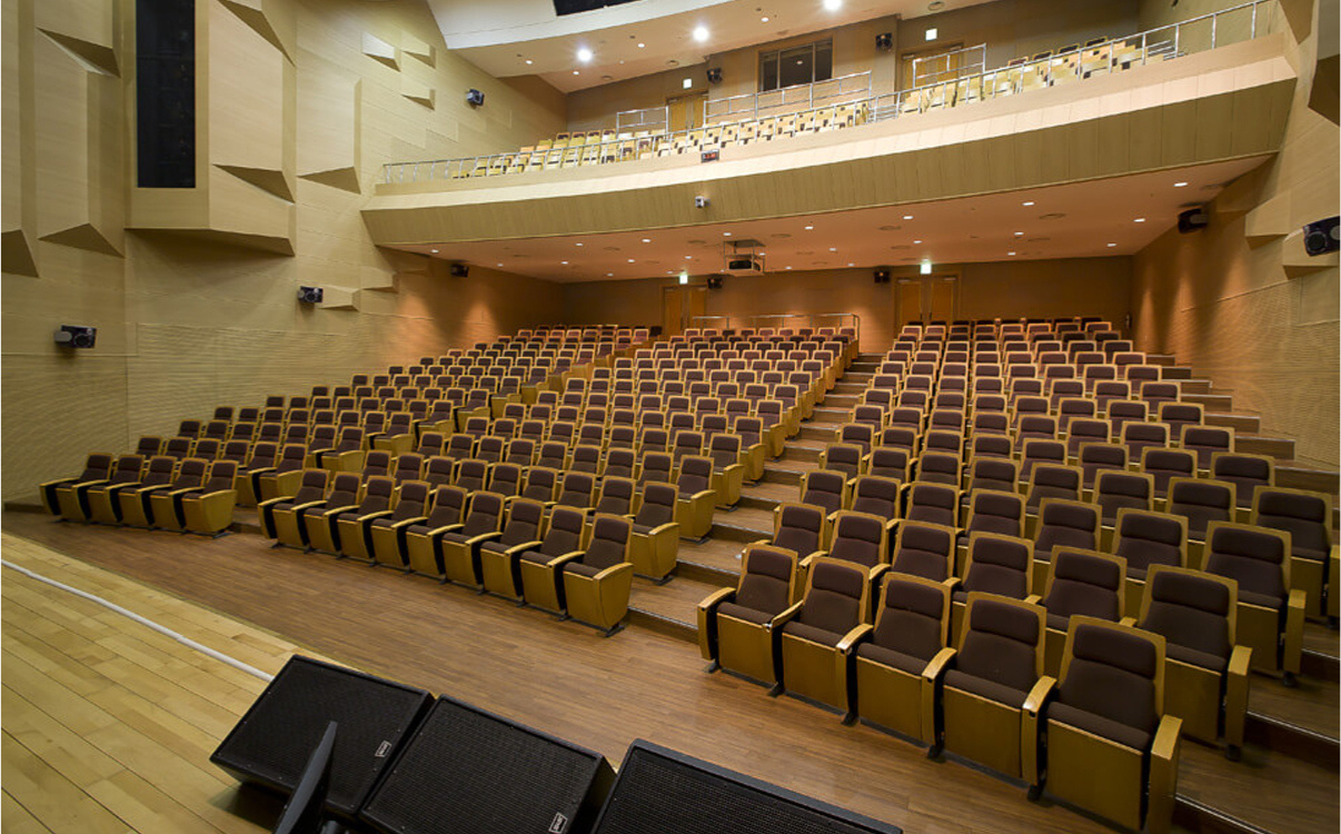 hội trường được bố trí ghế theo kích thước chuẩn sẽ giúp giữ khoảng cách hợp lý giữa các dãy, hỗ trợ tầm nhìn lên sân khấu tốt hơn
