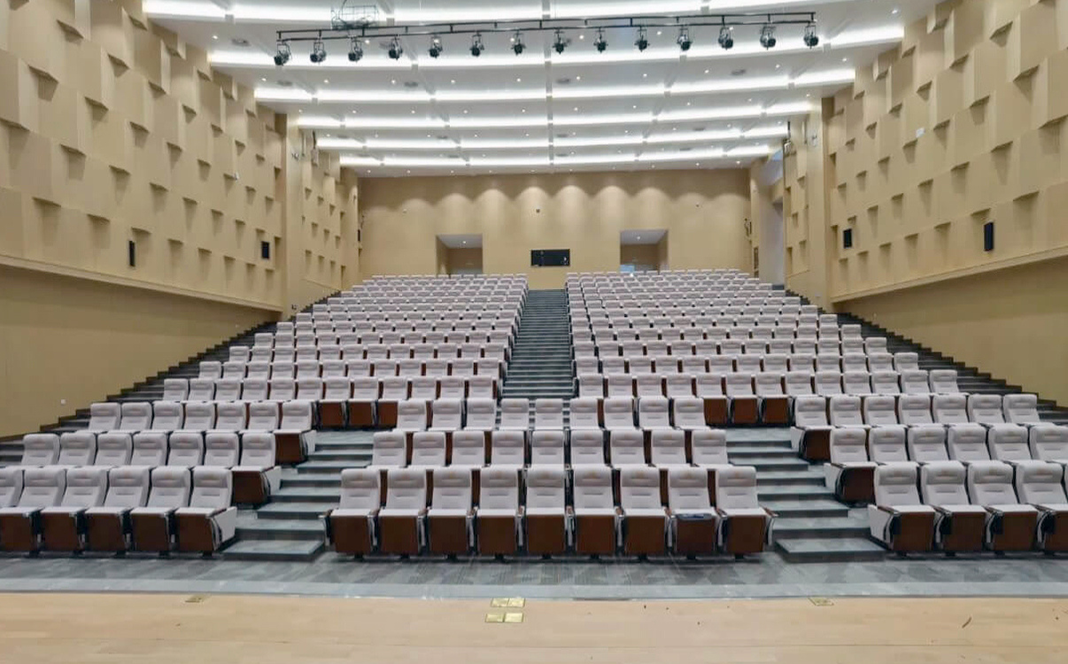 kích thước của từng chiếc ghế, khoảng cách giữa các dãy ghế cũng là một phần không thể tách rời trong bài toán bố trí