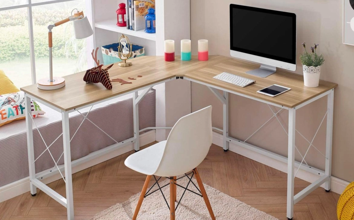 bàn học chữ L đang là một trong những kiểu bàn được nhiều người quan tâm nhờ khả năng tận dụng góc phòng hiệu quả, mở rộng diện tích sử dụng và phù hợp với nhiều nhu cầu khác nhau. Không chỉ dành cho học sinh, sinh viên, bàn học chữ L còn là lựa chọn lý tưởng cho người làm việc tại nhà, người cần nhiều không gian để sách vở, laptop hoặc tài liệu. Với thiết kế thông minh và hiện đại, kiểu bàn này giúp biến những góc nhỏ trong phòng thành khu vực học tập, làm việc gọn gàng và thẩm mỹ hơn.