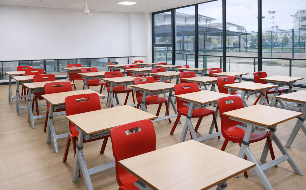 bàn học chữ K còn mang đến cảm giác vững chãi, dễ bố trí trong phòng ngủ, phòng học hay góc làm việc tại nhà. Với những ai đang tìm một mẫu bàn học vừa đẹp vừa tiện dụng, đây là lựa chọn đáng để cân nhắc.