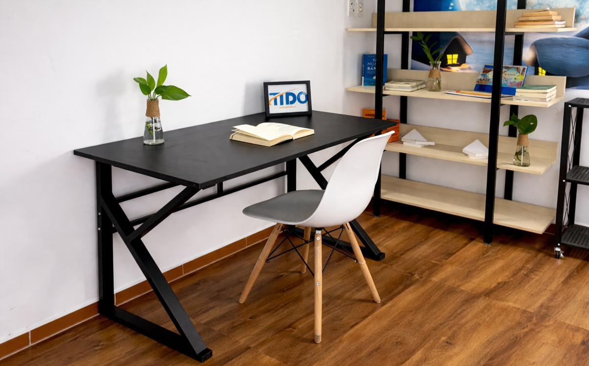 bàn học chữ K phổ biến hiện nay, chiều cao tiêu chuẩn thường nằm ở mức 75 cm. Đây là kích thước được sử dụng rất rộng rãi vì phù hợp với đa số học sinh cấp 2, cấp 3, sinh viên và người lớn khi kết hợp cùng ghế ngồi thông thường.