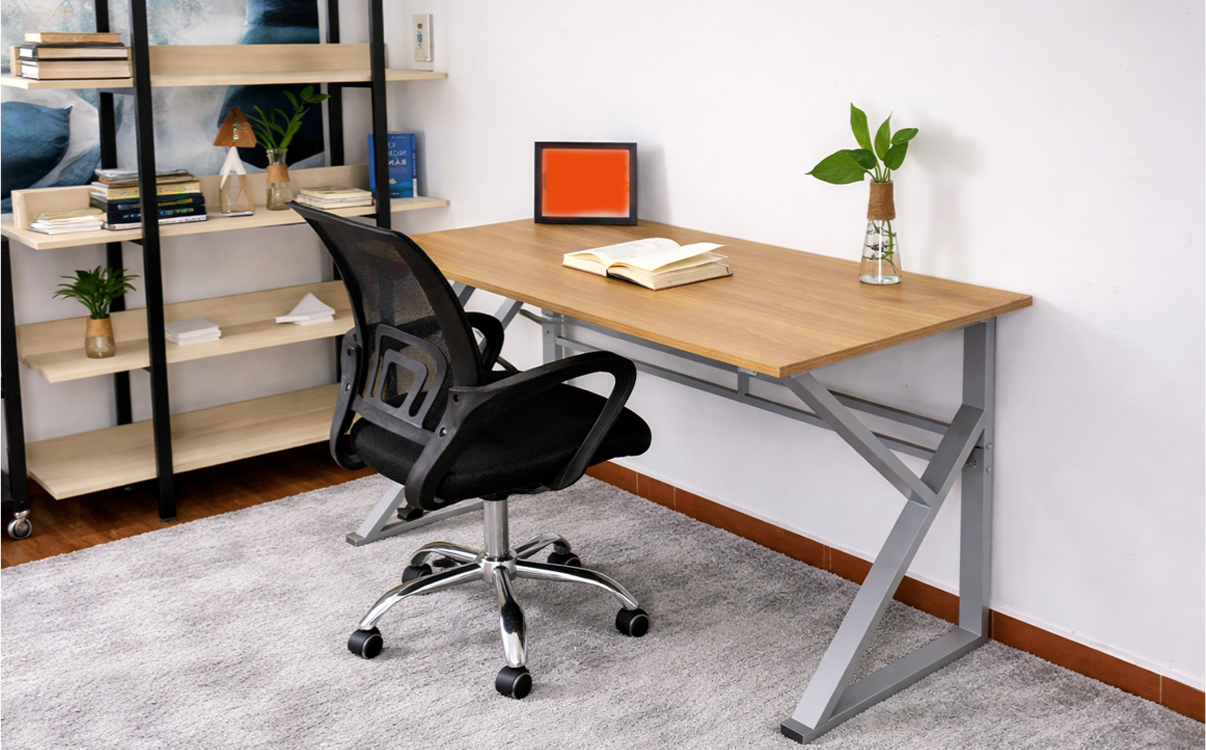 Chiều dài mặt bàn phổ biến của bàn học chữ K Chiều dài mặt bàn quyết định trực tiếp đến mức độ thoải mái khi học tập hoặc làm việc. Với bàn học chữ K, kích thước chiều dài phổ biến nhất thường rơi vào các mức sau: Bàn học chữ K dài 80 cm Đây là kích thước nhỏ gọn, phù hợp với góc học tập có diện tích hạn chế hoặc người dùng chỉ cần một chiếc bàn cơ bản để đọc sách, viết bài hay đặt laptop. Mẫu này thường hợp với phòng ngủ nhỏ hoặc không gian cá nhân cần sự tối giản. Tuy nhiên, bàn dài 80 cm chỉ phù hợp khi nhu cầu sử dụng không quá nhiều. Nếu thường xuyên để sách vở, tài liệu và thiết bị cùng lúc, kích thước này có thể hơi chật. Bàn học chữ K dài 100 cm Đây là một trong những kích thước phổ biến và dễ ứng dụng nhất hiện nay. Bàn dài 100 cm đủ để bố trí laptop, đèn bàn, vài cuốn sách hoặc tài liệu cần thiết mà vẫn giữ được khoảng trống thao tác tương đối thoải mái. Với học sinh, sinh viên hoặc người làm việc tại nhà ở mức cơ bản, đây là lựa chọn cân bằng khá tốt giữa sự gọn gàng và công năng. Bàn học chữ K dài 120 cm Kích thước 120cm được xem là chuẩn đẹp cho nhiều nhu cầu học tập và làm việc hiện nay. Mặt bàn đủ rộng để chia rõ khu vực sử dụng, ví dụ một bên đặt laptop hoặc màn hình, bên còn lại để sách vở, sổ tay hay tài liệu. Nếu người dùng muốn đầu tư một chiếc bàn học chữ K dùng lâu dài, dễ thích nghi với nhiều nhu cầu khác nhau, đây là kích thước rất đáng cân nhắc. Bàn học chữ K dài 140cm trở lên Các mẫu bàn dài 140 cm hoặc lớn hơn phù hợp với người cần không gian sử dụng rộng, chẳng hạn làm việc tại nhà thường xuyên, dùng máy tính để bàn, đặt nhiều tài liệu hoặc muốn có một góc làm việc thoải mái hơn. Dù vậy, loại bàn này chỉ nên chọn khi phòng đủ rộng. Nếu đặt trong không gian nhỏ, tổng thể căn phòng có thể trở nên nặng nề và thiếu sự thông thoáng. Chiều sâu mặt bàn học chữ K bao nhiêu là hợp lý? Chiều sâu mặt bàn cũng là thông số rất quan trọng, nhưng thường bị nhiều người bỏ qua. Với bàn học chữ K, chiều sâu phổ biến nhất thường nằm trong khoảng 50–60 cm. Chiều sâu 50 cm Mức 50cm phù hợp với các mẫu bàn nhỏ, bàn tối giản hoặc góc học tập có diện tích hạn chế. Kích thước này vẫn đủ cho các nhu cầu cơ bản như viết bài, đọc sách, đặt laptop hoặc một vài vật dụng học tập. Tuy nhiên, nếu người dùng thường xuyên đặt nhiều đồ trên bàn, chiều sâu 50cm sẽ hơi hạn chế. Chiều sâu 60 cm Đây là mức chiều sâu được đánh giá là thoải mái hơn và cũng phổ biến hơn trong các mẫu bàn học chữ K hiện đại. Mặt bàn 60cm giúp người dùng có đủ khoảng cách để làm việc với laptop, màn hình, sách vở và phụ kiện mà không bị chật. Nếu muốn bàn vừa đẹp vừa dùng thuận tiện trong thời gian dài, 60 cm là kích thước rất nên ưu tiên.