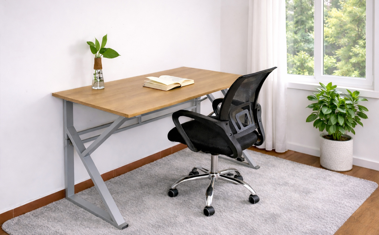 Chiều dài mặt bàn phổ biến của bàn học chữ K Chiều dài mặt bàn quyết định trực tiếp đến mức độ thoải mái khi học tập hoặc làm việc. Với bàn học chữ K, kích thước chiều dài phổ biến nhất thường rơi vào các mức sau: Bàn học chữ K dài 80 cm Đây là kích thước nhỏ gọn, phù hợp với góc học tập có diện tích hạn chế hoặc người dùng chỉ cần một chiếc bàn cơ bản để đọc sách, viết bài hay đặt laptop. Mẫu này thường hợp với phòng ngủ nhỏ hoặc không gian cá nhân cần sự tối giản. Tuy nhiên, bàn dài 80 cm chỉ phù hợp khi nhu cầu sử dụng không quá nhiều. Nếu thường xuyên để sách vở, tài liệu và thiết bị cùng lúc, kích thước này có thể hơi chật. Bàn học chữ K dài 100 cm Đây là một trong những kích thước phổ biến và dễ ứng dụng nhất hiện nay. Bàn dài 100 cm đủ để bố trí laptop, đèn bàn, vài cuốn sách hoặc tài liệu cần thiết mà vẫn giữ được khoảng trống thao tác tương đối thoải mái. Với học sinh, sinh viên hoặc người làm việc tại nhà ở mức cơ bản, đây là lựa chọn cân bằng khá tốt giữa sự gọn gàng và công năng. Bàn học chữ K dài 120 cm Kích thước 120cm được xem là chuẩn đẹp cho nhiều nhu cầu học tập và làm việc hiện nay. Mặt bàn đủ rộng để chia rõ khu vực sử dụng, ví dụ một bên đặt laptop hoặc màn hình, bên còn lại để sách vở, sổ tay hay tài liệu. Nếu người dùng muốn đầu tư một chiếc bàn học chữ K dùng lâu dài, dễ thích nghi với nhiều nhu cầu khác nhau, đây là kích thước rất đáng cân nhắc. Bàn học chữ K dài 140cm trở lên Các mẫu bàn dài 140 cm hoặc lớn hơn phù hợp với người cần không gian sử dụng rộng, chẳng hạn làm việc tại nhà thường xuyên, dùng máy tính để bàn, đặt nhiều tài liệu hoặc muốn có một góc làm việc thoải mái hơn. Dù vậy, loại bàn này chỉ nên chọn khi phòng đủ rộng. Nếu đặt trong không gian nhỏ, tổng thể căn phòng có thể trở nên nặng nề và thiếu sự thông thoáng. Chiều sâu mặt bàn học chữ K bao nhiêu là hợp lý? Chiều sâu mặt bàn cũng là thông số rất quan trọng, nhưng thường bị nhiều người bỏ qua. Với bàn học chữ K, chiều sâu phổ biến nhất thường nằm trong khoảng 50–60 cm. Chiều sâu 50 cm Mức 50cm phù hợp với các mẫu bàn nhỏ, bàn tối giản hoặc góc học tập có diện tích hạn chế. Kích thước này vẫn đủ cho các nhu cầu cơ bản như viết bài, đọc sách, đặt laptop hoặc một vài vật dụng học tập. Tuy nhiên, nếu người dùng thường xuyên đặt nhiều đồ trên bàn, chiều sâu 50cm sẽ hơi hạn chế. Chiều sâu 60 cm Đây là mức chiều sâu được đánh giá là thoải mái hơn và cũng phổ biến hơn trong các mẫu bàn học chữ K hiện đại. Mặt bàn 60cm giúp người dùng có đủ khoảng cách để làm việc với laptop, màn hình, sách vở và phụ kiện mà không bị chật. Nếu muốn bàn vừa đẹp vừa dùng thuận tiện trong thời gian dài, 60 cm là kích thước rất nên ưu tiên.