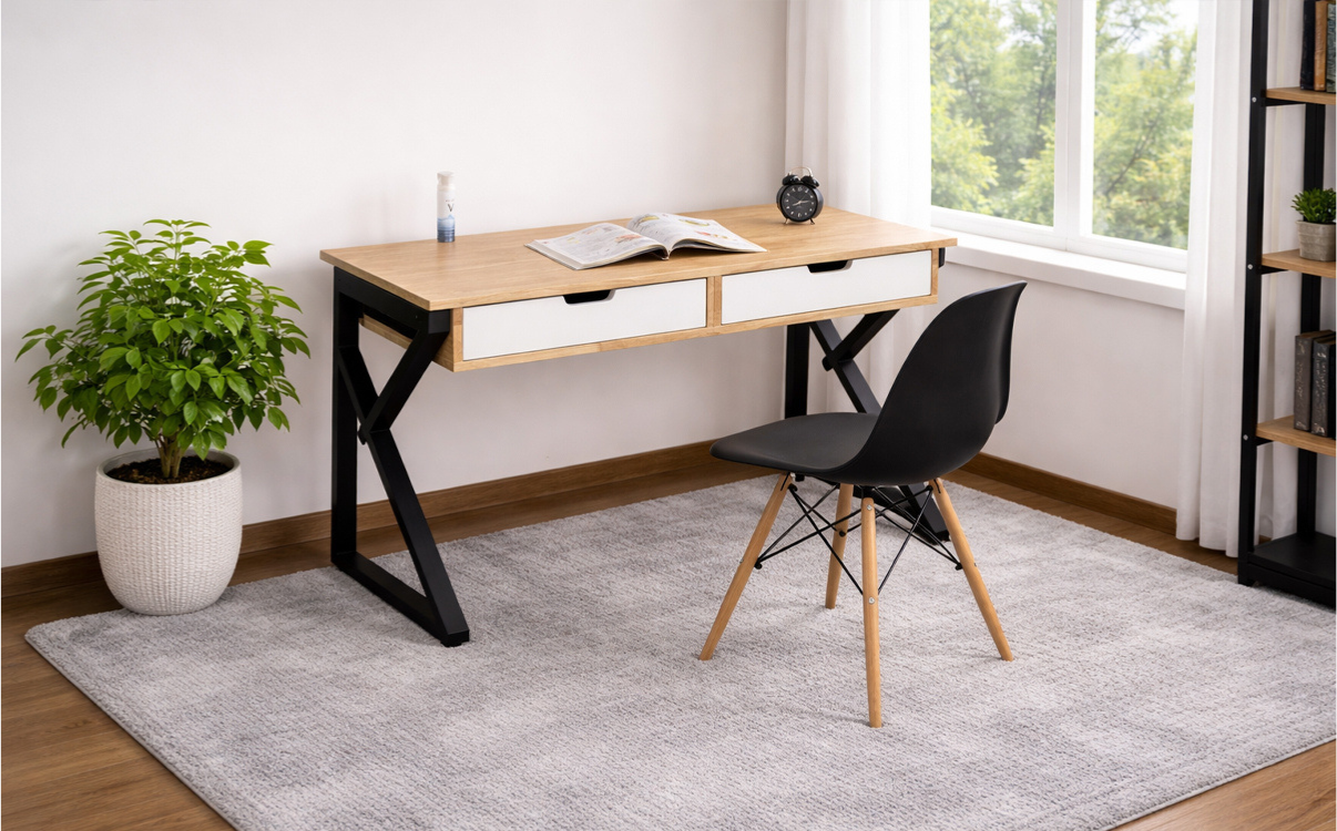 Bàn học chữ K kết hợp ngăn kéo Nếu bạn ưu tiên sự ngăn nắp nhưng vẫn muốn giữ cho không gian nhìn tối giản, bàn học chữ K kết hợp ngăn kéo là lựa chọn rất đáng cân nhắc. So với mẫu có kệ mở, kiểu bàn này thiên về khả năng lưu trữ kín đáo, giúp người dùng cất giữ các món đồ cần thiết mà không làm lộ quá nhiều vật dụng ra bên ngoài. Ngăn kéo của bàn học chữ K có thể dùng để đựng giấy tờ, sổ ghi chép, văn phòng phẩm, phụ kiện máy tính hoặc những món đồ cá nhân nhỏ. Điều này mang lại lợi ích lớn cho những người muốn mặt bàn luôn gọn, sạch và chỉ để lại những vật dụng thật sự cần trong lúc học tập hoặc làm việc. Nhờ có thêm không gian lưu trữ ẩn, chiếc bàn vừa giữ được vẻ ngoài thanh thoát, vừa tăng tính tiện dụng trong quá trình sử dụng hằng ngày. Một điểm cộng khác của bàn học chữ K có ngăn kéo là phù hợp với nhiều đối tượng khác nhau. Học sinh có thể dùng để cất bút, thước, vở bài tập; sinh viên có thể đựng tài liệu và phụ kiện học tập; người đi làm có thể sử dụng để lưu trữ hồ sơ hoặc đồ dùng văn phòng. So với các mẫu bàn hoàn toàn mở, kiểu thiết kế này đem lại cảm giác gọn gàng và chỉn chu hơn, đặc biệt phù hợp với những không gian cần duy trì sự tối giản về mặt thị giác.