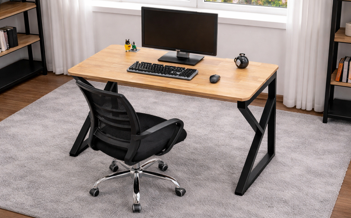 Bàn học chữ K bằng gỗ công nghiệp Trong số các chất liệu phổ biến hiện nay, bàn học chữ K bằng gỗ công nghiệp là lựa chọn được nhiều người quan tâm nhờ khả năng đáp ứng khá tốt cả về thẩm mỹ lẫn chi phí. Chất liệu này thường xuất hiện nhiều trong các mẫu bàn hiện đại bởi bề mặt đẹp, màu sắc đa dạng và dễ tạo hình theo nhiều phong cách thiết kế khác nhau. Một lợi thế lớn của bàn học chữ K bằng gỗ công nghiệp là rất dễ hòa hợp với không gian sống hiện đại. Những gam màu phổ biến như trắng, xám, đen, be hoặc vân gỗ sáng giúp người dùng dễ dàng chọn mẫu phù hợp với phong cách căn phòng. Dù bạn đang trang trí phòng theo hướng tối giản, trẻ trung hay hiện đại, loại bàn này đều có thể kết hợp khá linh hoạt với các món nội thất đi kèm. Không chỉ có tính thẩm mỹ, bàn học chữ K bằng gỗ công nghiệp còn được nhiều người lựa chọn vì mức giá khá hợp lý so với sự đa dạng về kiểu dáng. Trên thị trường hiện nay có nhiều mẫu từ thiết kế cơ bản đến bàn có thêm kệ, ngăn kéo hoặc phối khung kim loại hiện đại, nhờ đó người dùng dễ tìm được sản phẩm phù hợp với ngân sách và nhu cầu thực tế của mình. Đây là lựa chọn phù hợp cho nhiều nhóm người dùng khác nhau, từ học sinh, sinh viên cho đến người đi làm đang muốn thiết lập một góc học tập hoặc làm việc tiện nghi tại nhà.