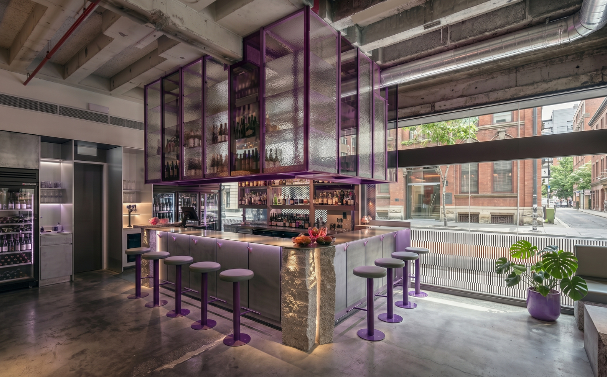 Ghế đôn cao trong nhà hàng