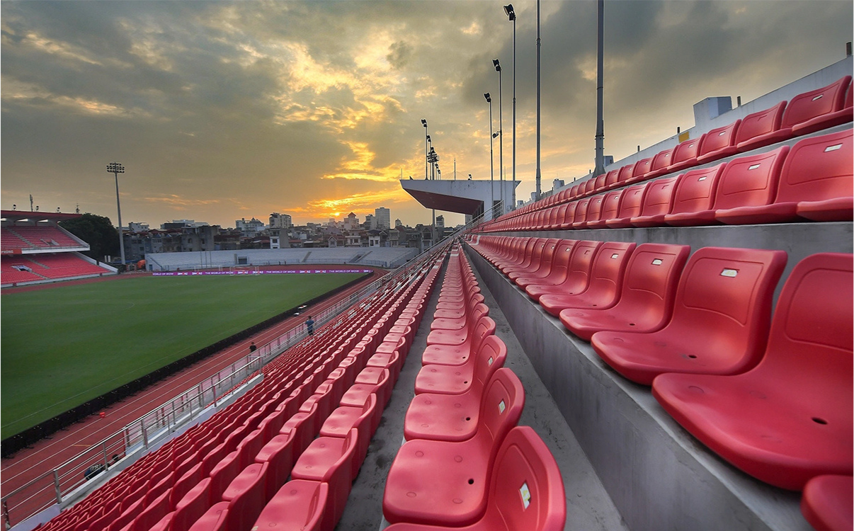 ghế sân vận động chuyên dụng vì đặc thù khai thác rất khác với những khu vực ngồi thông thường. Trước hết là tần suất sử dụng cao, nhất là trong các trận đấu, hội thao hoặc sự kiện tập trung đông người. Bên cạnh đó là số lượng lắp đặt lớn, đòi hỏi sản phẩm phải đồng bộ, dễ thi công, dễ thay thế và dễ bảo trì.