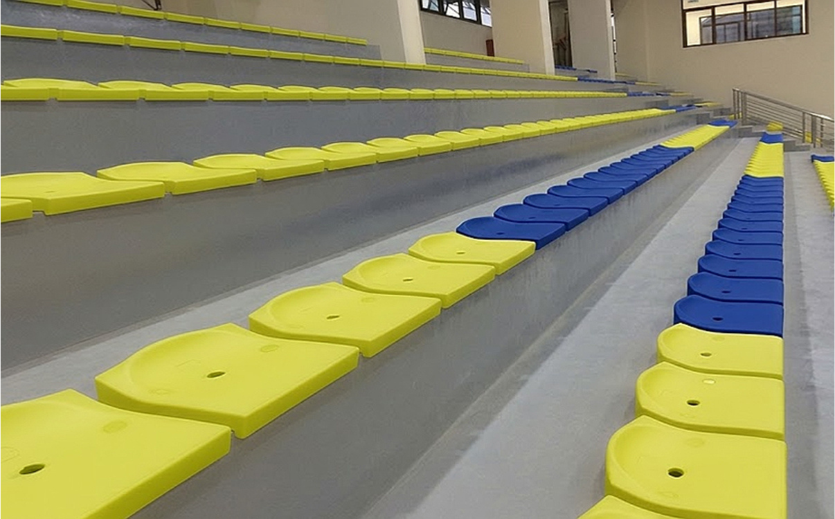 ghế sân vận động không tựa là thi công nhanh, kết cấu gọn, dễ vệ sinh và thuận tiện khi triển khai số lượng lớn. Dòng ghế này thường được sử dụng cho khu vực khán đài phổ thông, sân vận động cấp cơ sở, sân trường học hoặc các công trình cần giải pháp ngồi bền chắc nhưng vẫn tiết kiệm chi phí