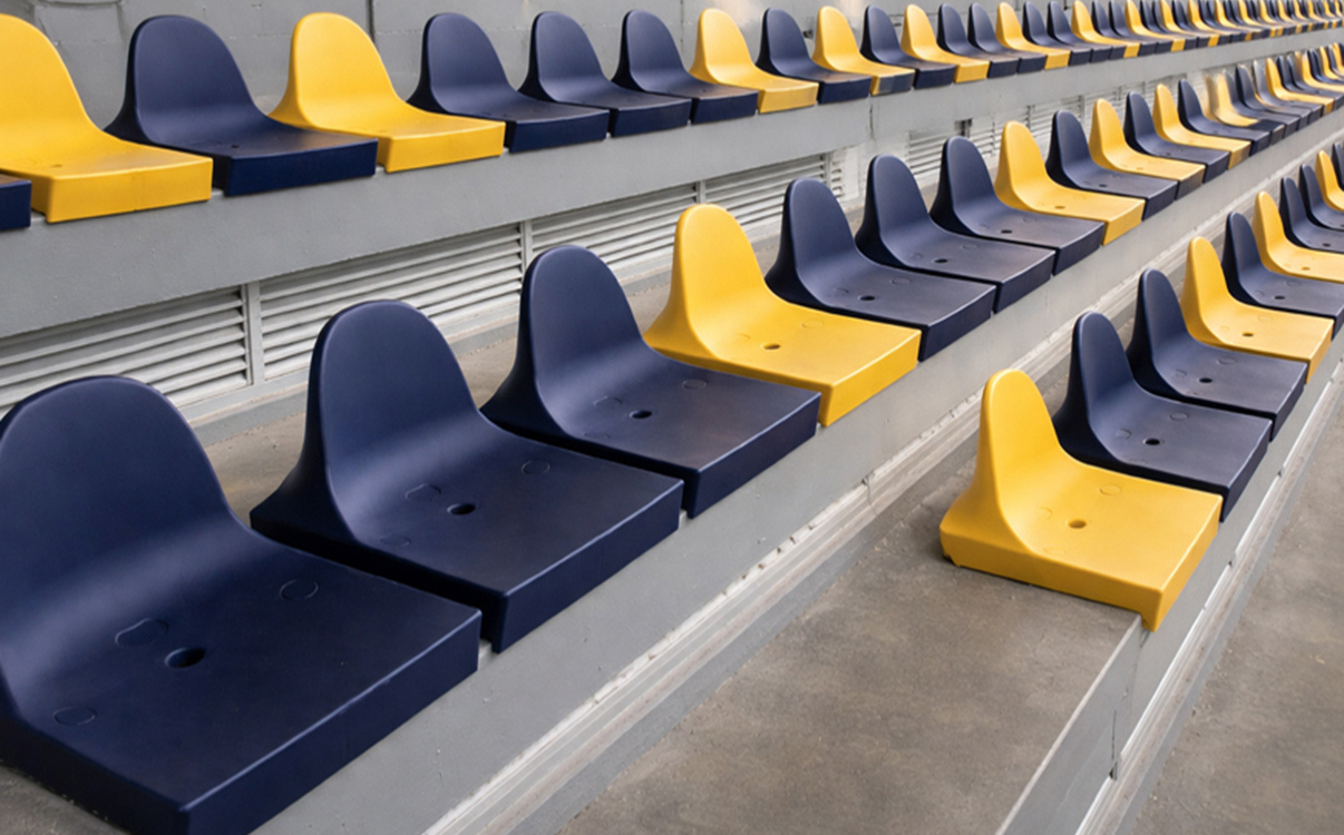 Ghế có tựa lưng thường tạo cảm giác hoàn thiện và chuyên nghiệp hơn cho toàn bộ khán đài.