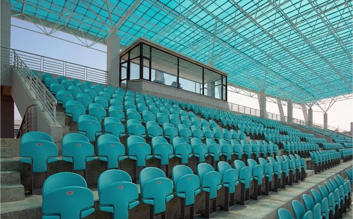 ghế thường được ưu tiên trong các công trình cao cấp, nhà thi đấu đa năng, khu vực tổ chức sự kiện hoặc những dự án yêu cầu cao về thẩm mỹ và trải nghiệm sử dụng. Ghế sân vận động Stadium 04 tại RPB Education & Public có cơ chế gập tự động, phần lưng và mặt ngồi bằng nhựa cao cấp, cùng khung chân sắt sơn tĩnh điện, phù hợp cho sân vận động, nhà thi đấu, hội trường trường học và cả khu vực tổ chức sự kiện ngoài trời. Nhờ cơ chế gập thông minh, mẫu ghế này giúp tiết kiệm diện tích lối đi và nâng cao tính chuyên nghiệp cho không gian khán đài.