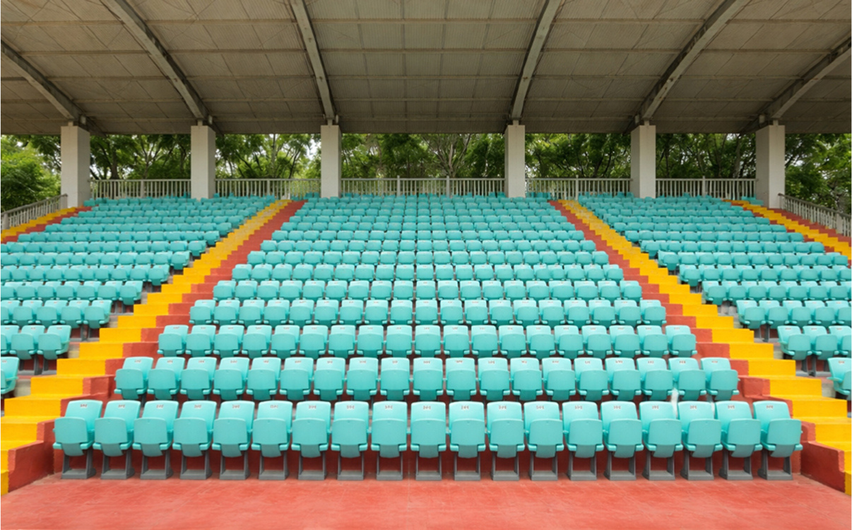 Ghế khán đài VIP là dòng sản phẩm dành cho các khu vực yêu cầu tiêu chuẩn phục vụ cao hơn như khu khách mời, khu ban tổ chức, khu lãnh đạo hoặc khu khán giả đặc biệt. So với ghế phổ thông, ghế VIP thường có thiết kế chỉn chu hơn, vật liệu hoàn thiện tốt hơn và chú trọng nhiều hơn đến trải nghiệm ngồi lâu, hình ảnh sang trọng cũng như sự đồng bộ với tổng thể kiến trúc công trình.