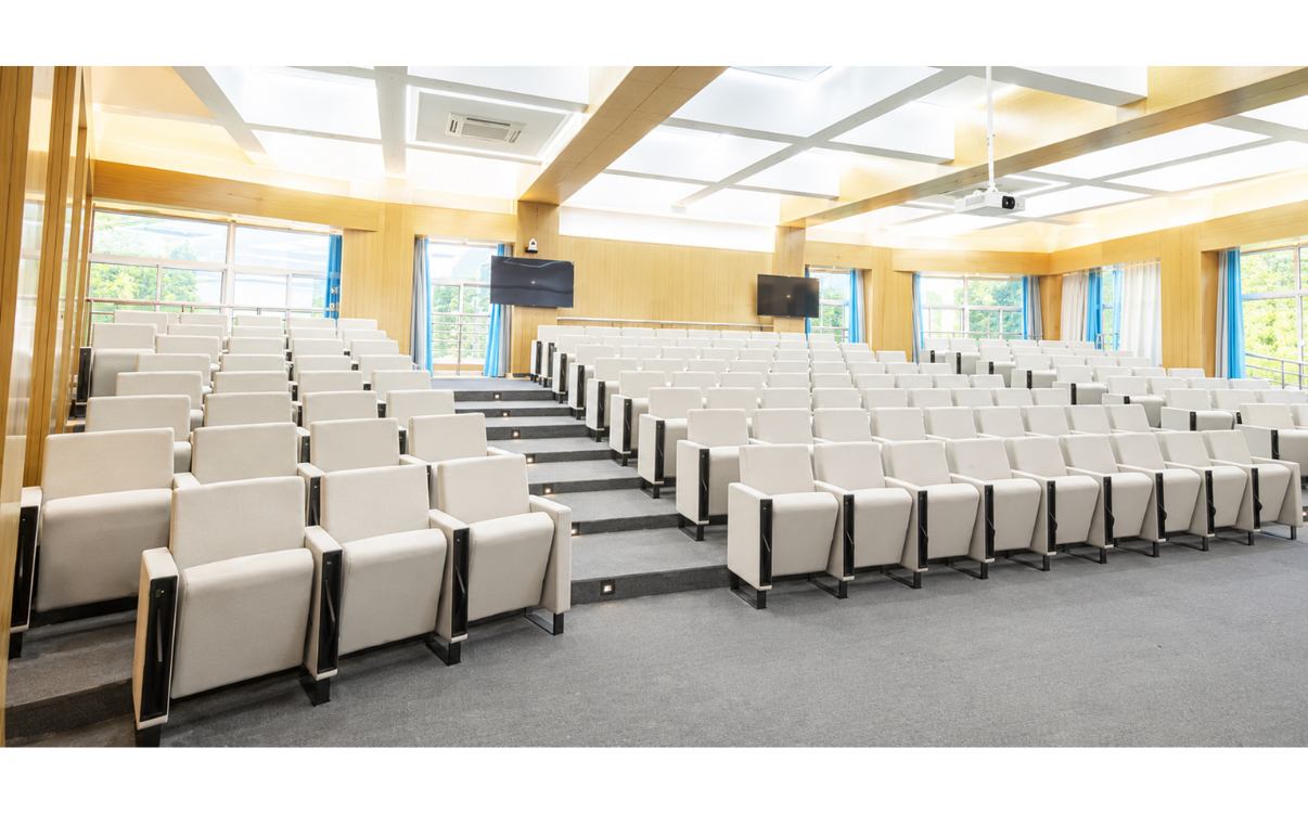 Thiết kế hội trường có dùng ghế hội trường Marquee bọc nỉ đẹp, không gian rộng, sang trọng