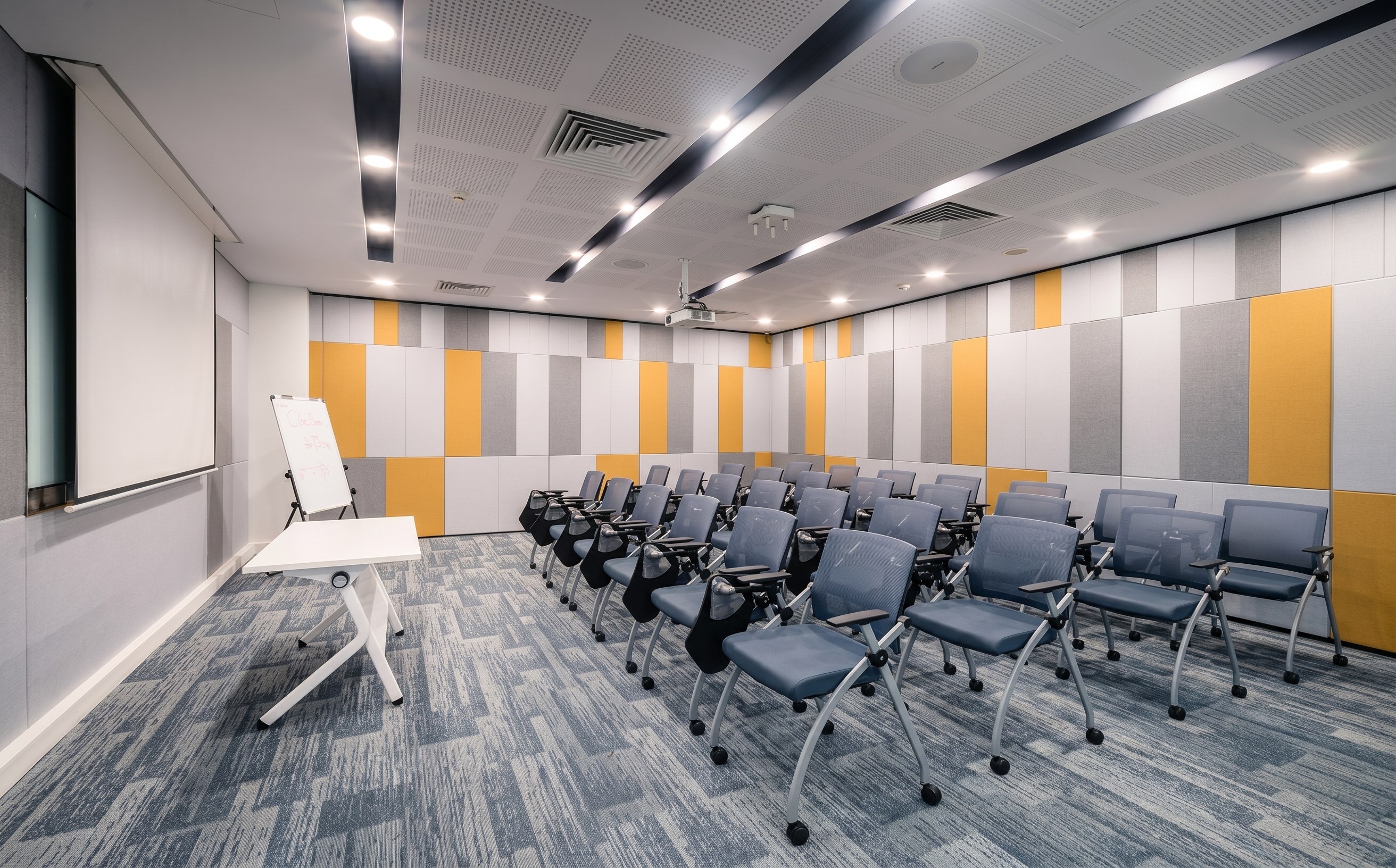  không gian phòng đào tạo dùng ghế training có bánh xe đẹp, thu hút, rộng rãi 