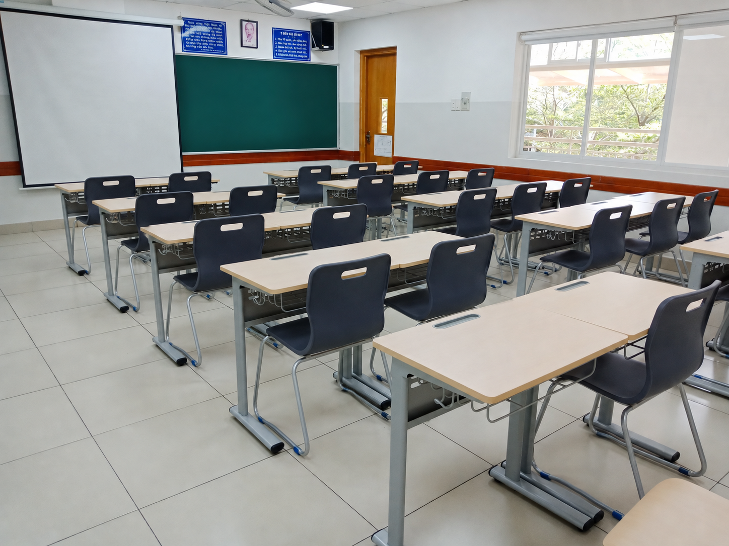 Dấu hiệu ghế học sinh lớp 1 đang không phù hợp