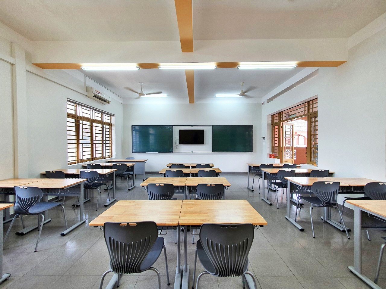 Lớp 1 nên ngồi ghế học sinh cao bao nhiêu cm