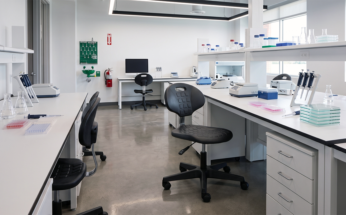 Chiều cao bàn lab ảnh hưởng thế nào đến việc chọn ghế