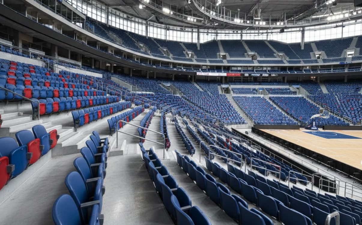 Khán đài nhà thi đấu với hệ thống ghế ngồi chuyên dụng được lắp đặt theo bậc, thiết kế chắc chắn, bền bỉ và an toàn cho số lượng lớn khán giả.