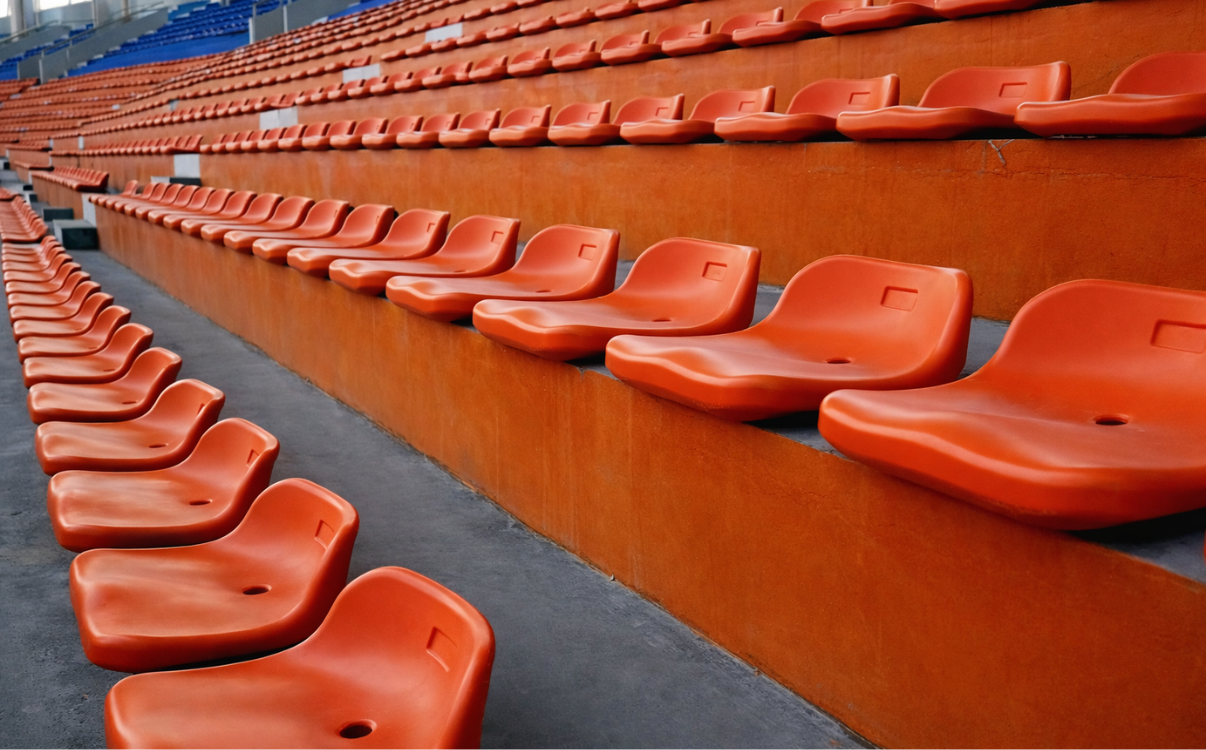 Hệ thống ghế khán đài nhà thi đấu được bố trí chắc chắn, tối ưu tầm nhìn và đáp ứng linh hoạt cho nhiều mục đích sử dụng như thi đấu, sự kiện và hoạt động cộng đồng.