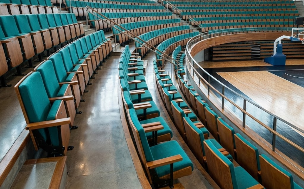 Hệ ghế khán đài di động thiết kế hiện đại, linh hoạt thu gọn và mở rộng, mang lại trải nghiệm thoải mái và tối ưu không gian cho nhà thi đấu đa năng.