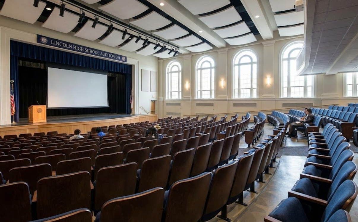 Ghế khán phòng cố định trong hội trường, đáp ứng nhu cầu sử dụng đồng thời của số lượng lớn người tham dự.