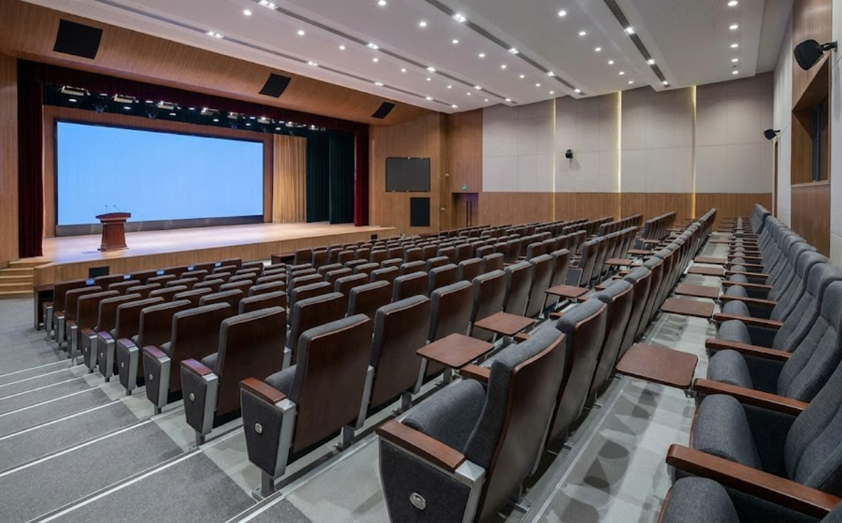 Kích thước ghế khán phòng được thiết kế phù hợp tiêu chuẩn vận hành trung tâm hội nghị.