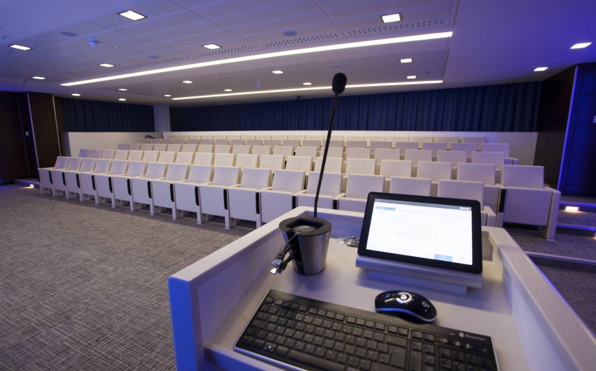 Ghế khán phòng hội trường được bố trí cố định, đồng bộ cho không gian quy mô lớn.