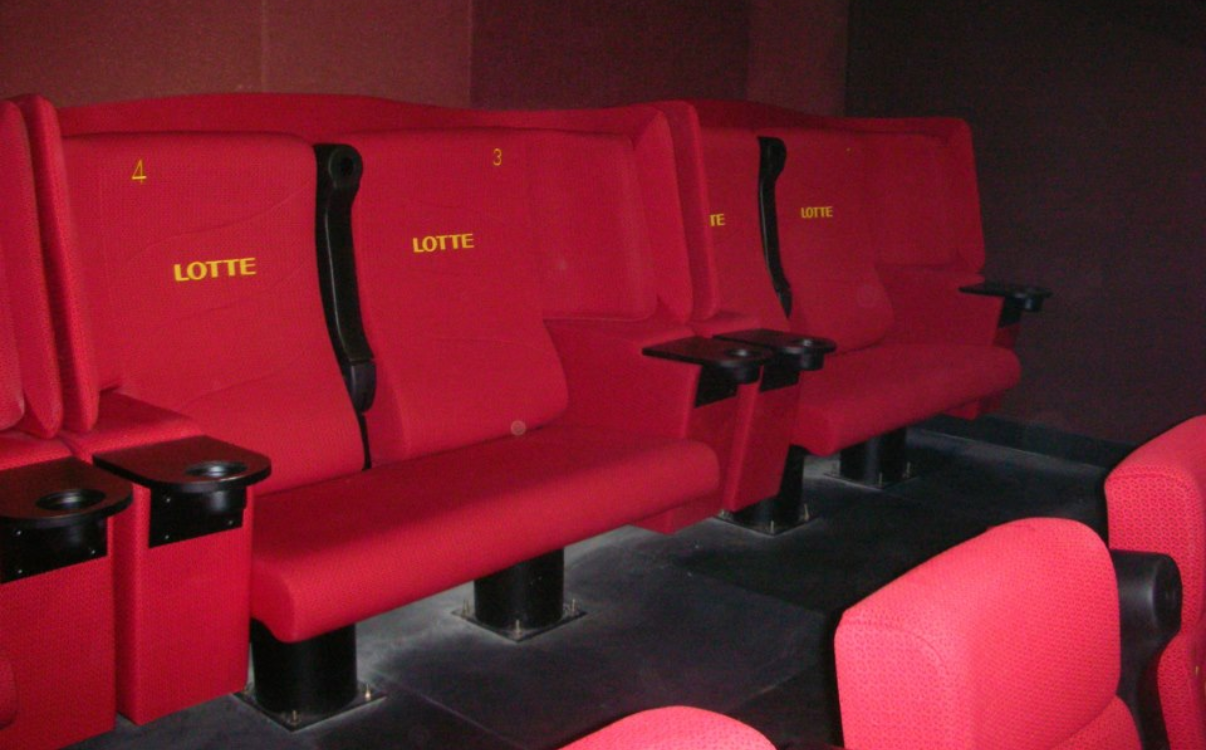 Ghế đôi rạp chiếu phim là loại ghế liền khối dành cho hai người, thường bố trí tại khu trung tâm hoặc VIP, mang đến không gian xem phim riêng tư và thoải mái hơn so với ghế đơn.