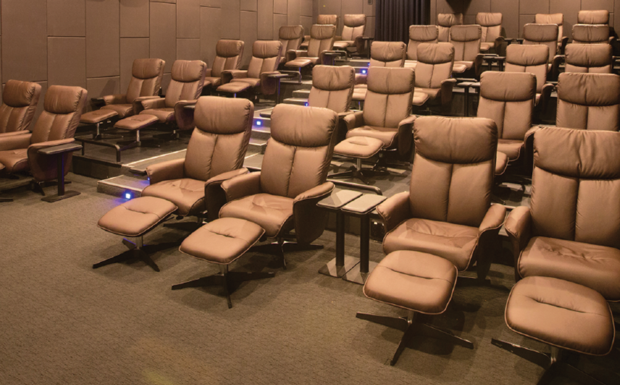 Khi lựa chọn ghế đôi rạp chiếu phim, cần cân nhắc giữa giá thành và thương hiệu uy tín để đảm bảo chất lượng, độ bền và tối ưu chi phí đầu tư lâu dài cho rạp.