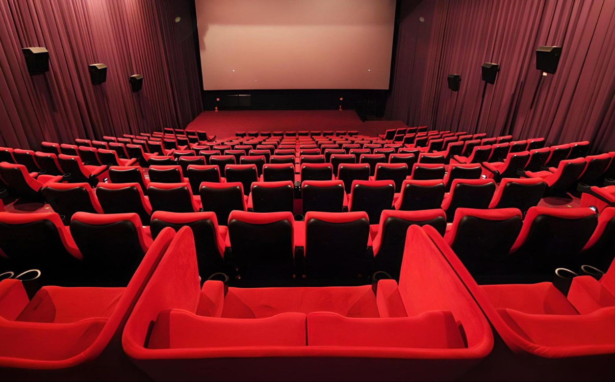 Ghế đôi tiêu chuẩn như Loveseat 01 có thiết kế liền khối, khung chắc chắn và đệm êm ái, phù hợp cho phòng chiếu thương mại nhờ khả năng tối ưu chỗ ngồi, đảm bảo sự thoải mái và chi phí đầu tư hợp lý.