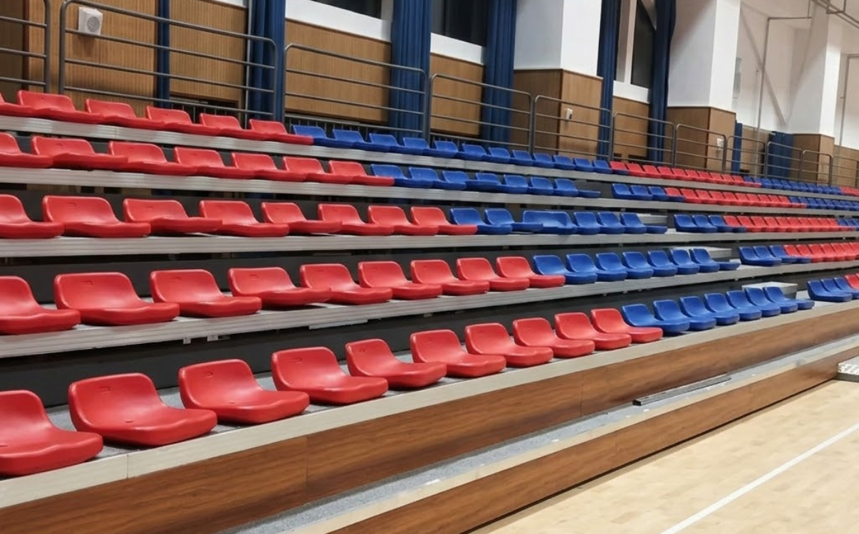 Chiều rộng ghế khán đài cần được thiết kế theo tiêu chuẩn phù hợp với thể trạng người sử dụng để đảm bảo sự thoải mái, khoảng cách hợp lý giữa các ghế và hỗ trợ di chuyển cũng như an toàn khi cần thoát hiểm.