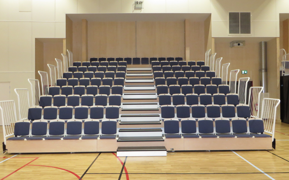 Kích thước ghế khán đài ở sân vận động ngoài trời và nhà thi đấu trong nhà cần được thiết kế phù hợp với điều kiện sử dụng, đảm bảo tầm nhìn tốt, sự thoải mái cho khán giả và tuân thủ các tiêu chuẩn an toàn, lối đi và thoát hiểm.