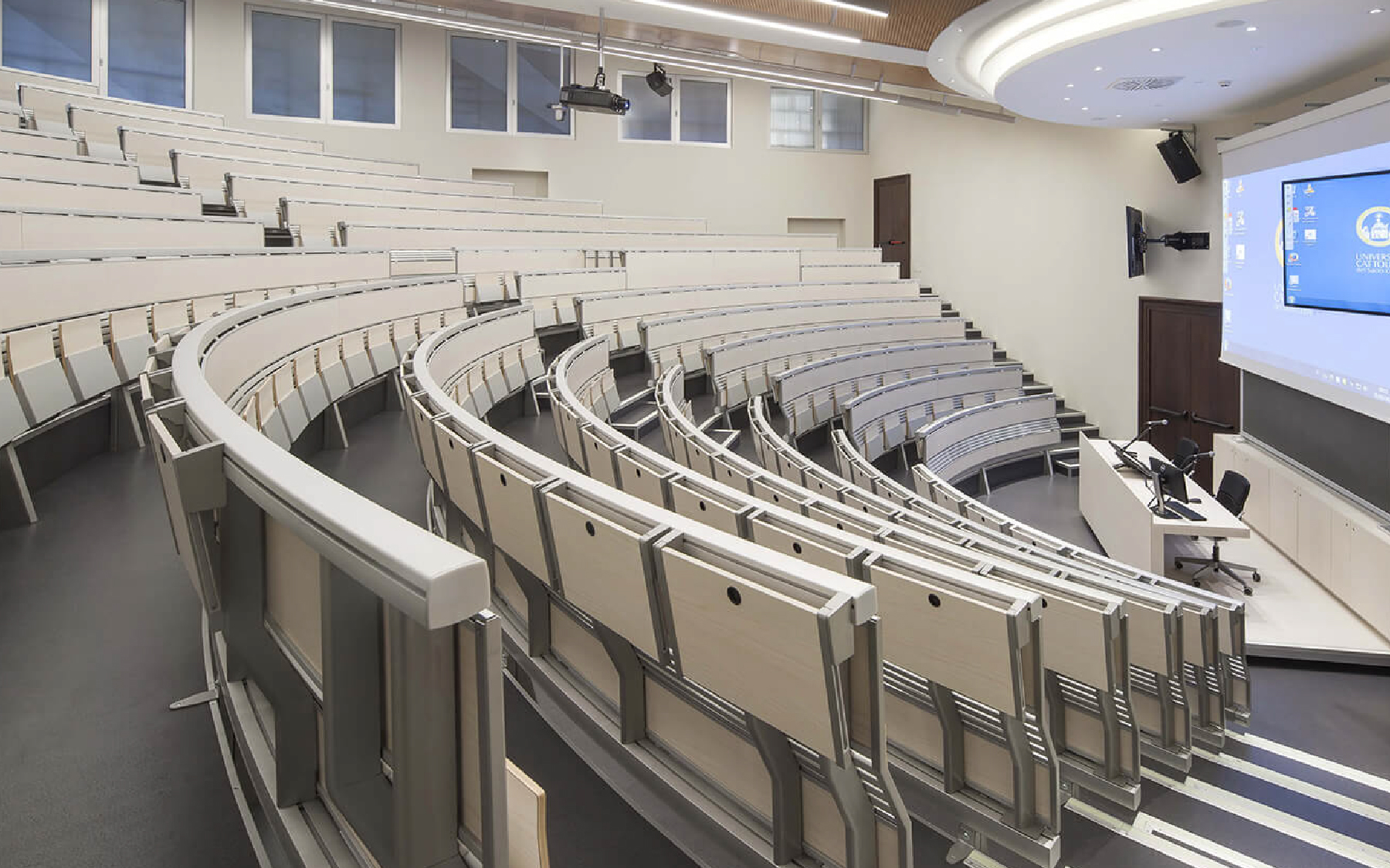 Ghế hội trường chuẩn quốc tế mang tính tinh tế và linh hoạt cao, là lựa chọn chiến lược của những nhà lãnh đạo coi trọng giá trị dài hạn, nhằm đồng bộ hóa thẩm mỹ, tối đa hóa công năng và củng cố uy tín tổ chức